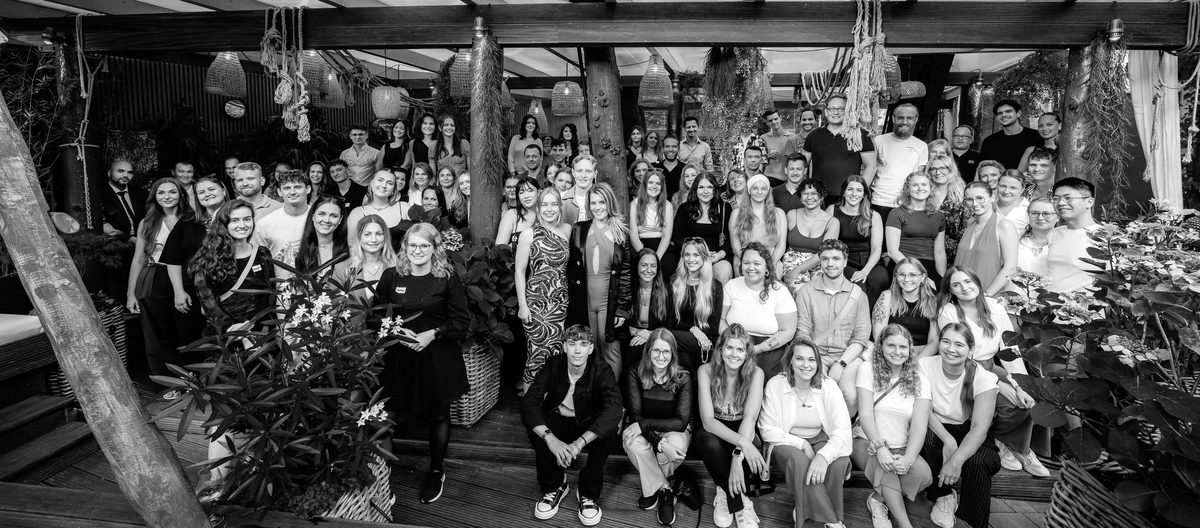 Gruppenfoto der Belegschaft der Suchhelden GmbH